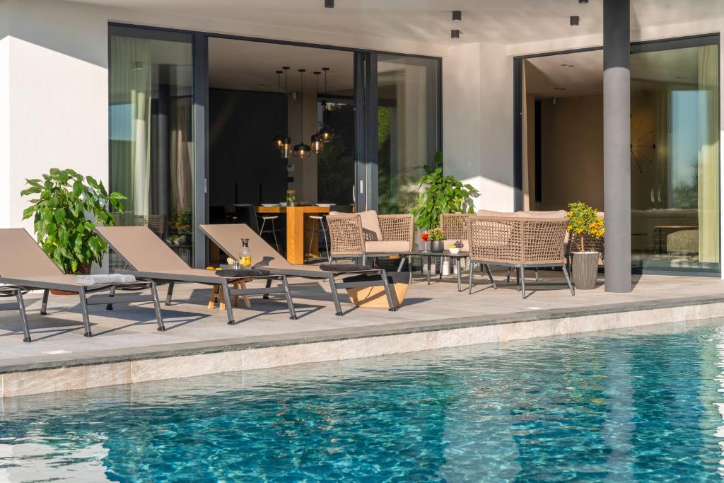 Bazén v ubytování Luxury Villa Aruna nebo v jeho okolí