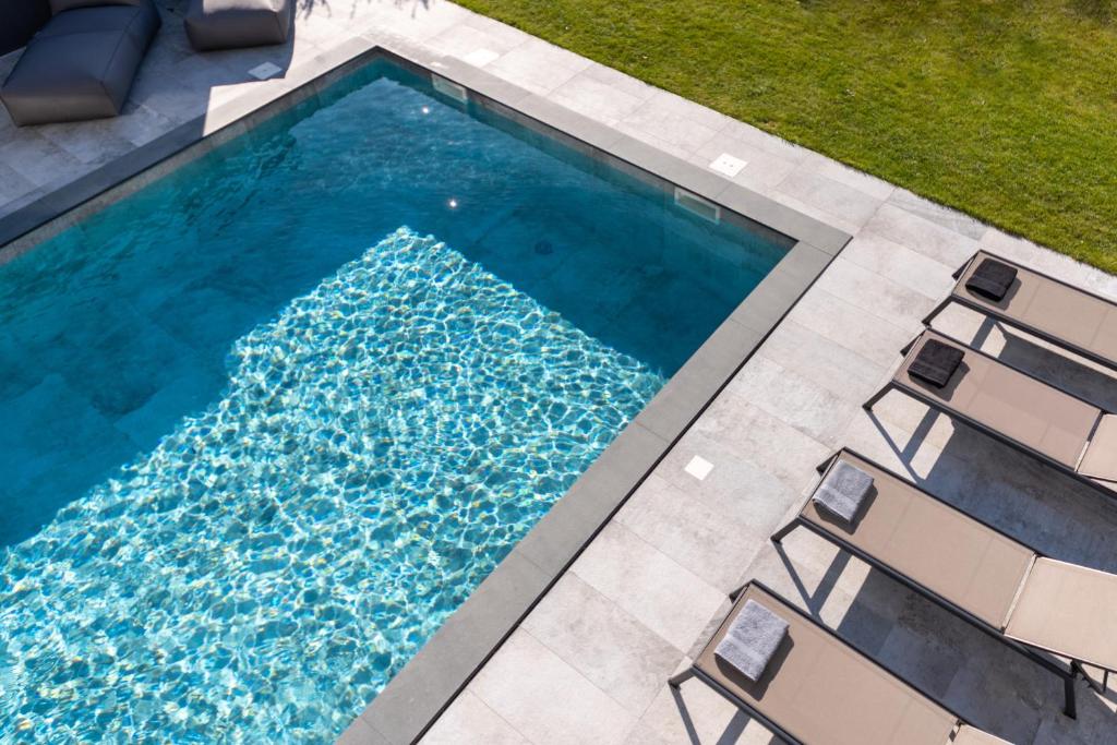 Bazén v ubytování Luxury Villa Aruna nebo v jeho okolí