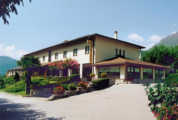 Una casa grande con muchas flores delante. en Hotel Merloni, en Grandola ed Uniti