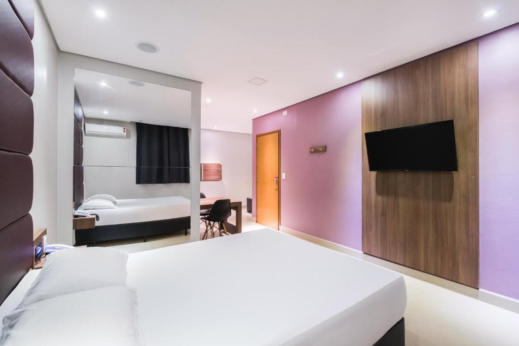  Plaza Motel