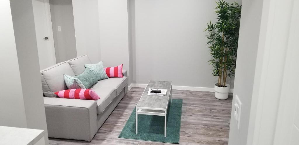 Posezení v ubytování Luxurious 2 bedroom basement suite