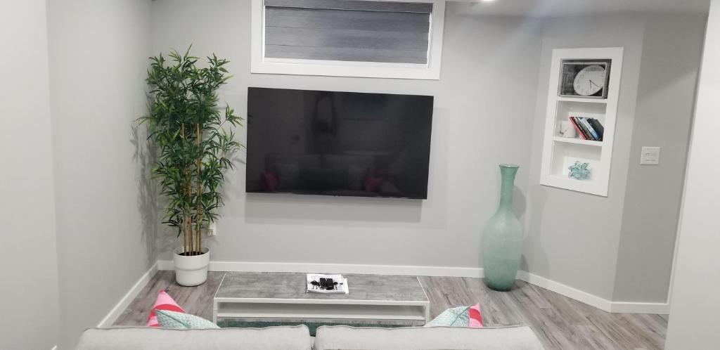 TV a/nebo společenská místnost v ubytování Luxurious 2 bedroom basement suite
