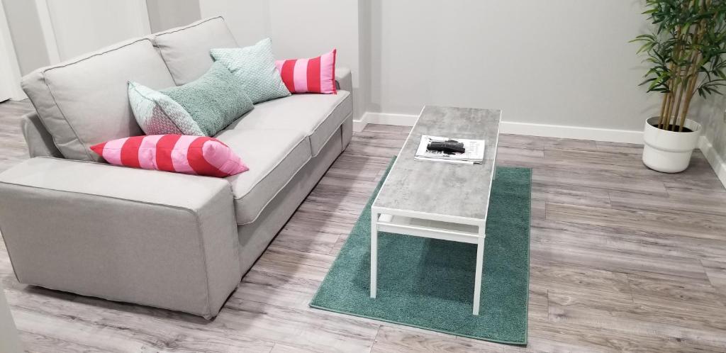 Posezení v ubytování Luxurious 2 bedroom basement suite