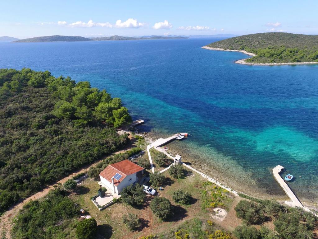 eine Luftansicht eines Hauses auf einer Insel im Wasser in der Unterkunft House Idro in Pašman