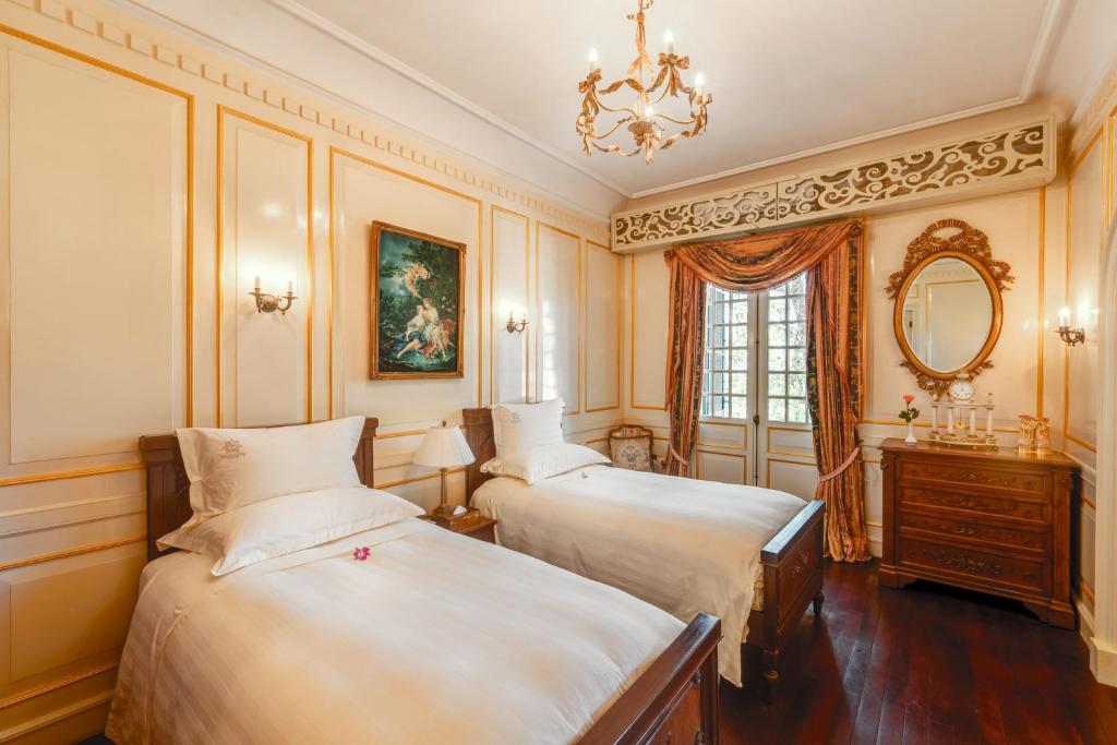Postel nebo postele na pokoji v ubytování Dalat Palace Heritage Hotel