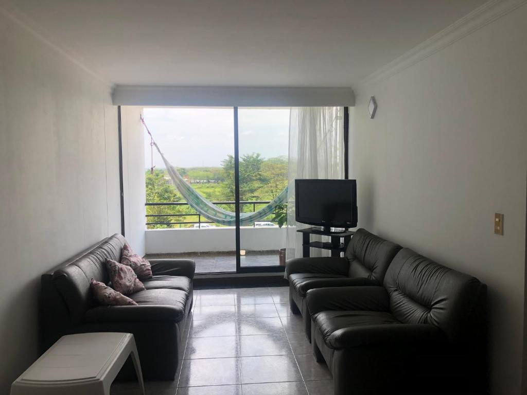 sala de estar con 2 sofás y TV en Apartamento, sector exclusivo de Villavicencio, en Villavicencio