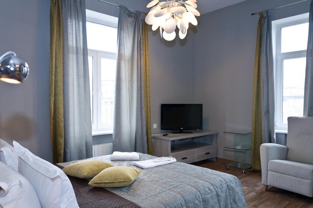 Partner Guest House Khreschatyk - Top Floor Modern Studio Street View Apartment With Bath On Khreschatyk 17