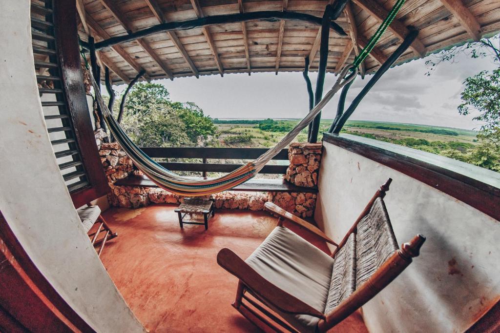 a room with a hammock in a house at Altos de Caño Hondo in Los Guineos Perdidos