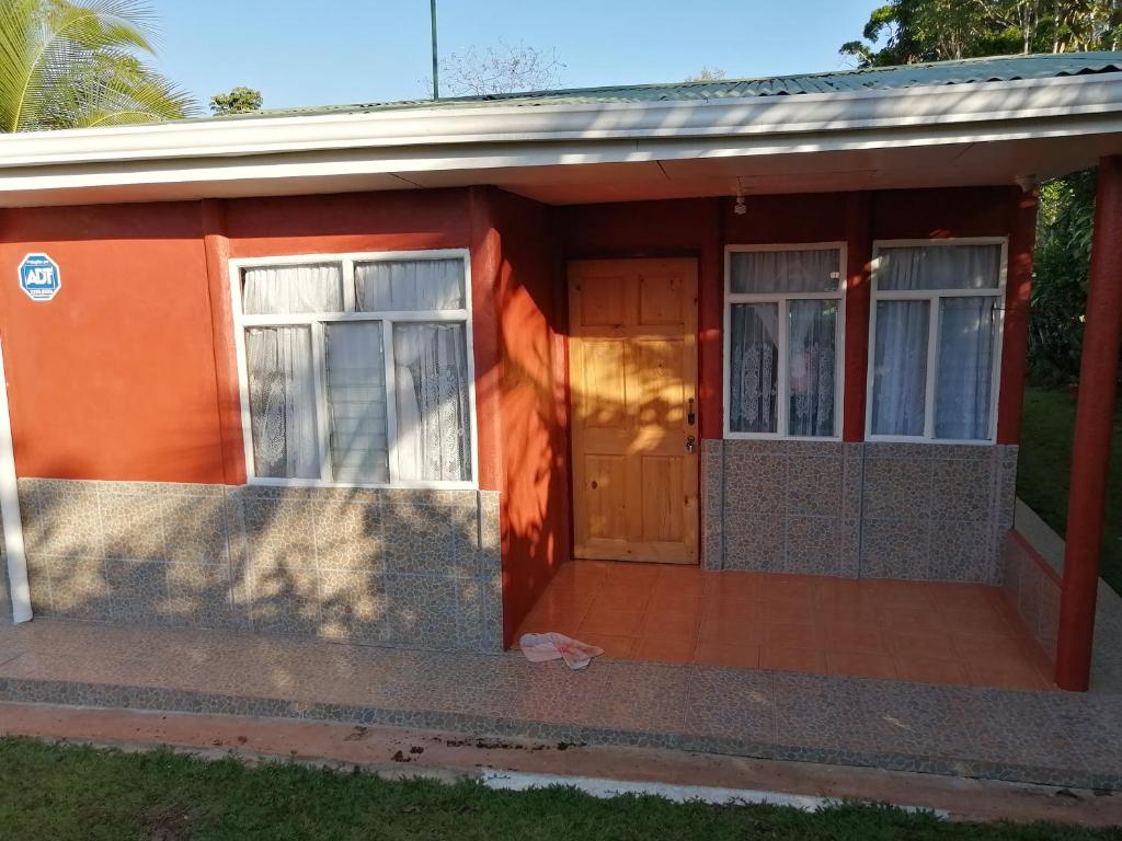 ein kleines Haus mit einer Tür und zwei Fenstern in der Unterkunft Casa Los Ángeles in Ángeles