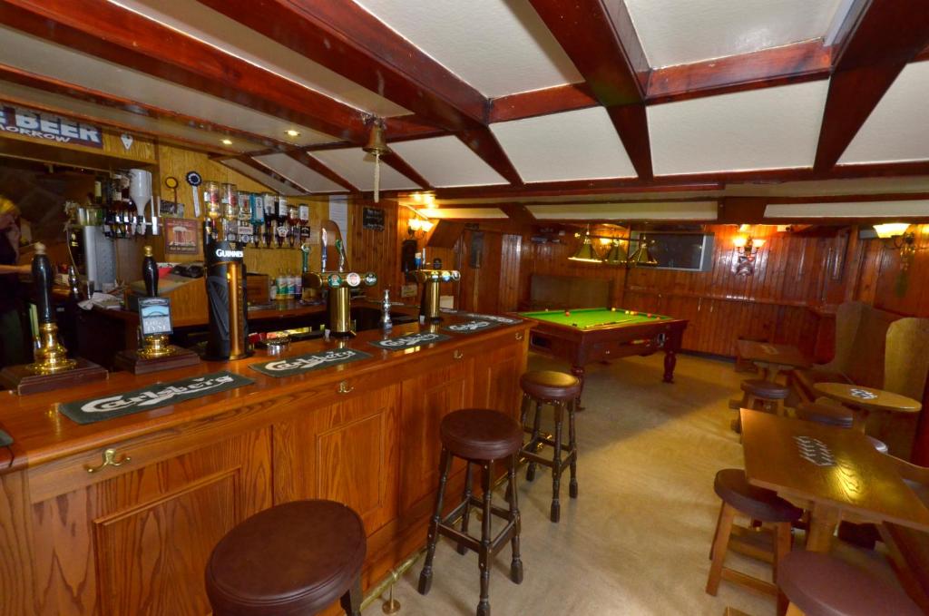 Lounge nebo bar v ubytování Auld Cross Keys Inn