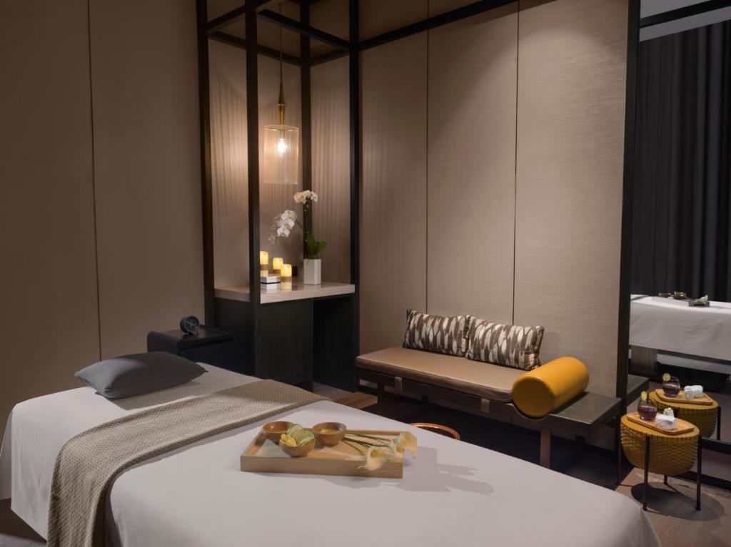 Postel nebo postele na pokoji v ubytování Hoiana Hotel & Suites