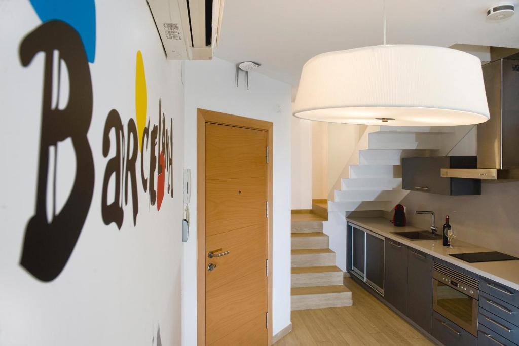 A kitchen or kitchenette at Home to Home Barcelona