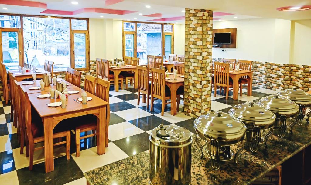 Restoran või mõni muu söögikoht majutusasutuses Treebo Dev With Valley View, Mall Road