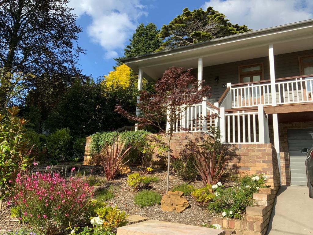 a house with a garden in front of it at La Casétta in Leura