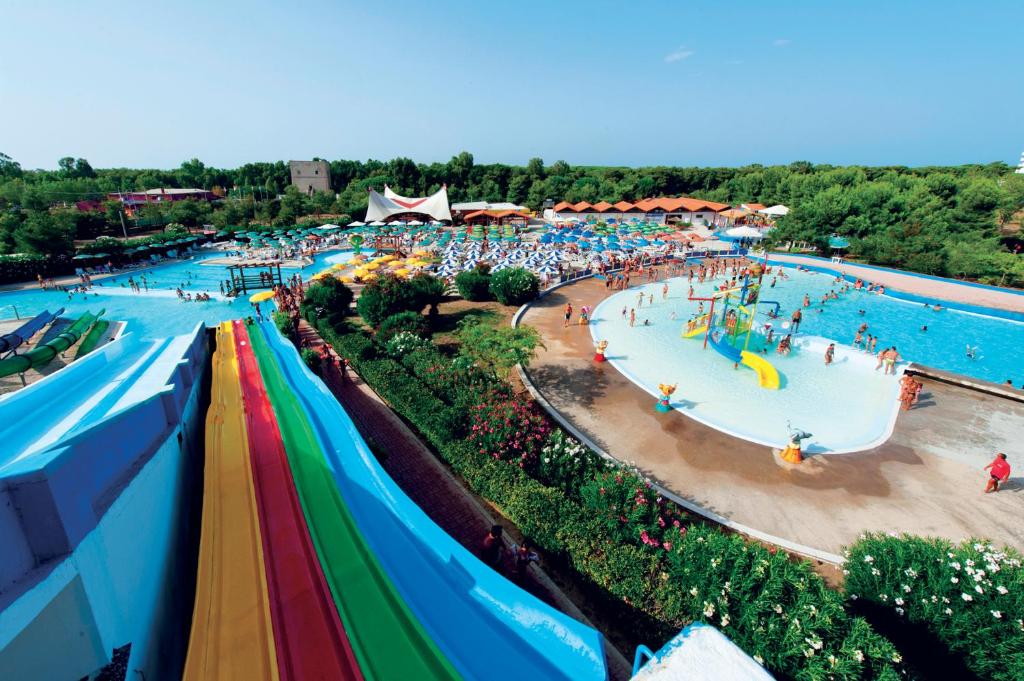 uma vista superior de uma piscina num parque aquático em Villaggio Albatros Resort em Lesina