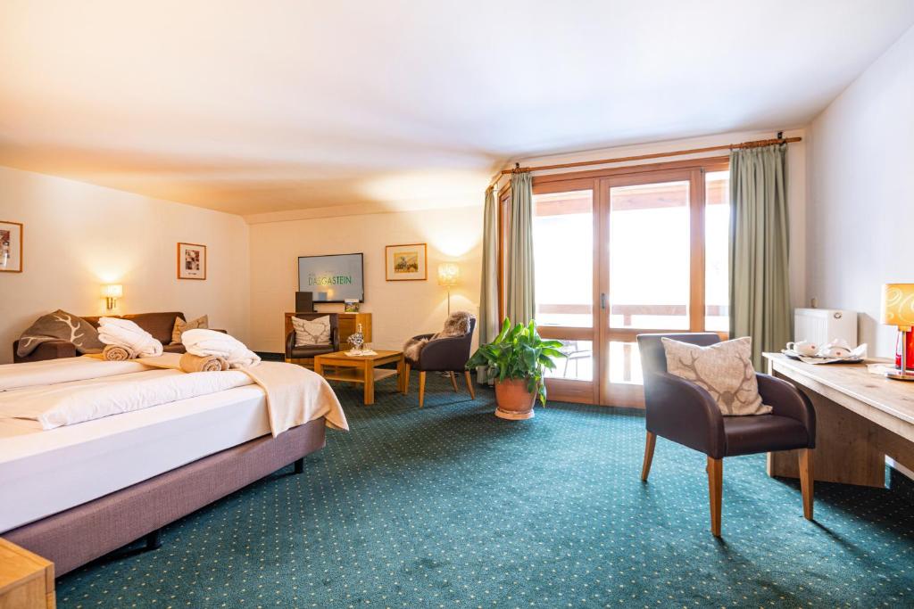 Postel nebo postele na pokoji v ubytování Hotel Das Gastein - ganzjährig inklusive Alpentherme Gastein & Sommersaison inklusive Gasteiner Bergbahnen
