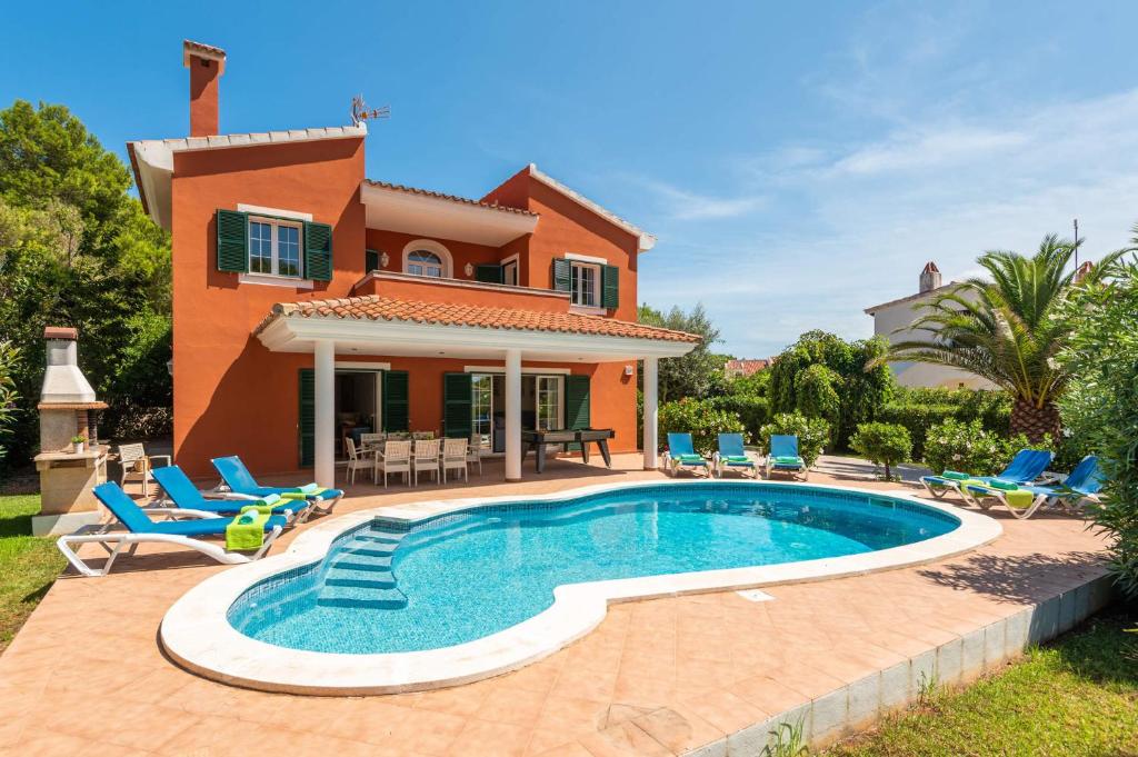une villa avec une piscine en face d'une maison dans l'établissement Villa Gabriel Son Parc by Villa Plus, à Son Parc