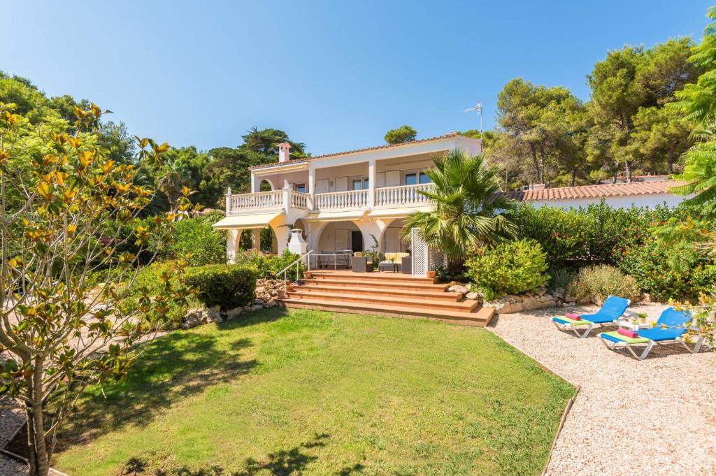 una vista exterior de una casa con patio en Villa Leona by Villa Plus en Santo Tomás