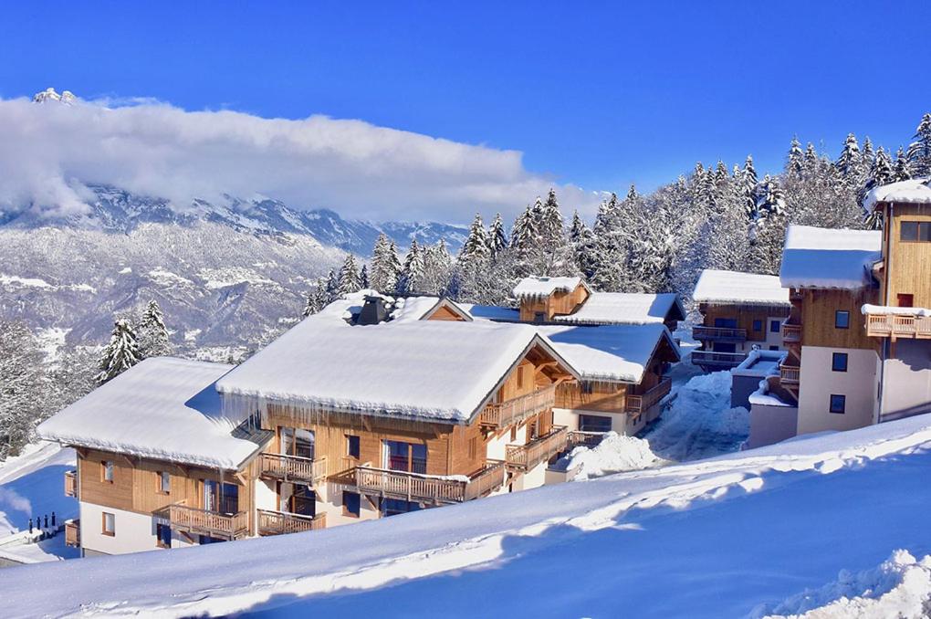 un lodge de ski dans la neige sur une montagne dans l'établissement Goélia Les Chalets des Pistes, à Combloux