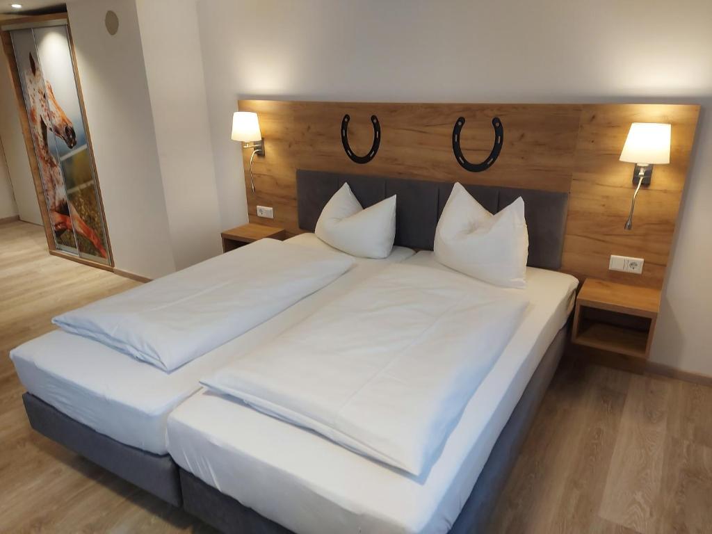 Postel nebo postele na pokoji v ubytování Allgäu Meadow Ranch