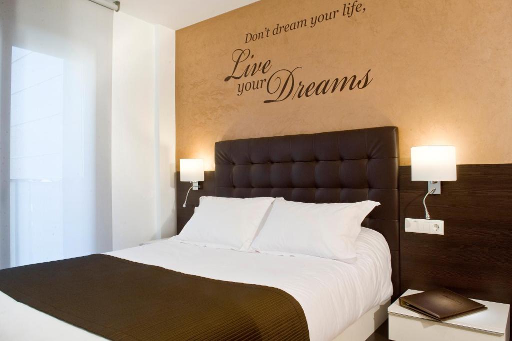 A bed or beds in a room at Home to Home Barcelona