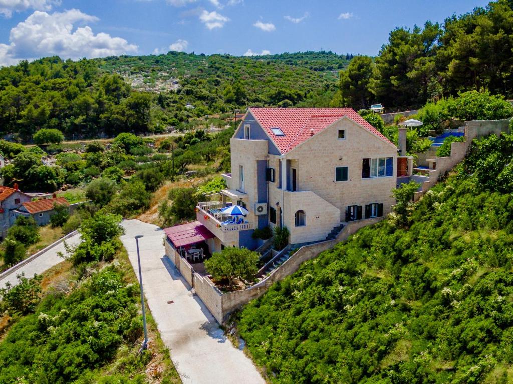 波斯蒂勒的住宿－Villa Blue Oasis，山丘上房屋的空中景致