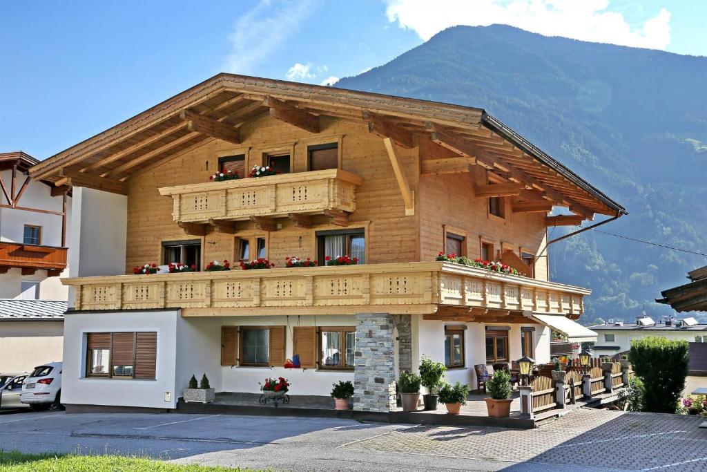 un edificio con balcón en la parte superior en Haus Jochler, en Ried im Zillertal