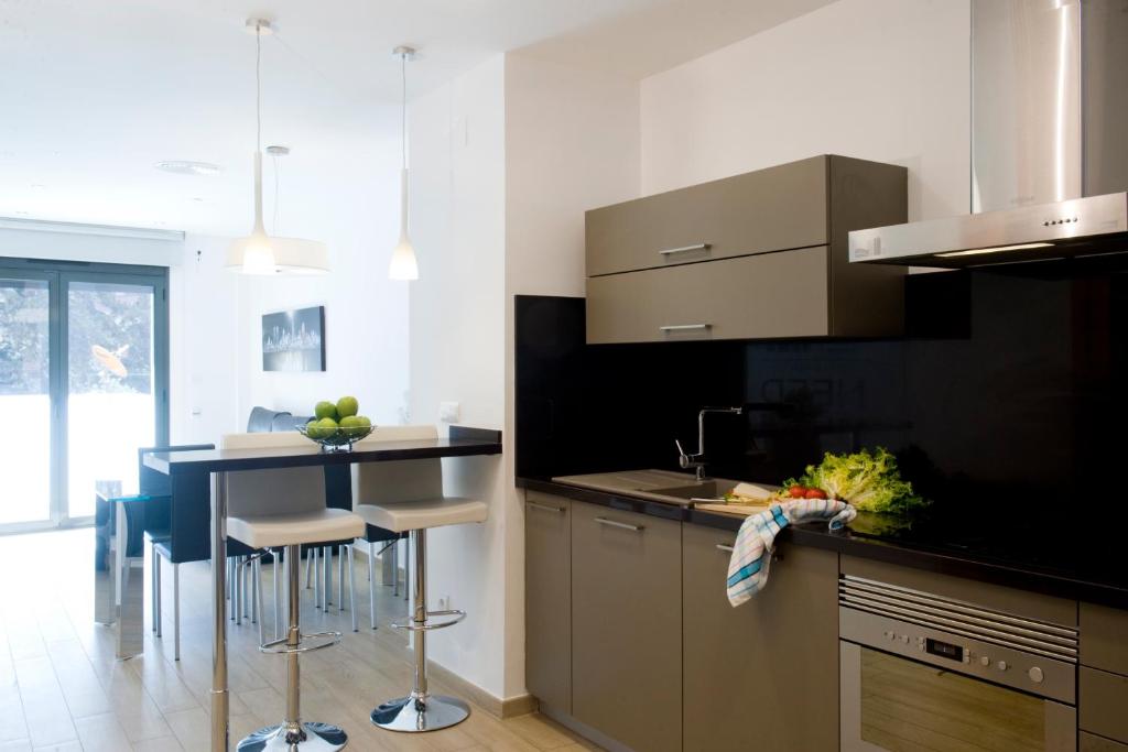 A kitchen or kitchenette at Home to Home Barcelona