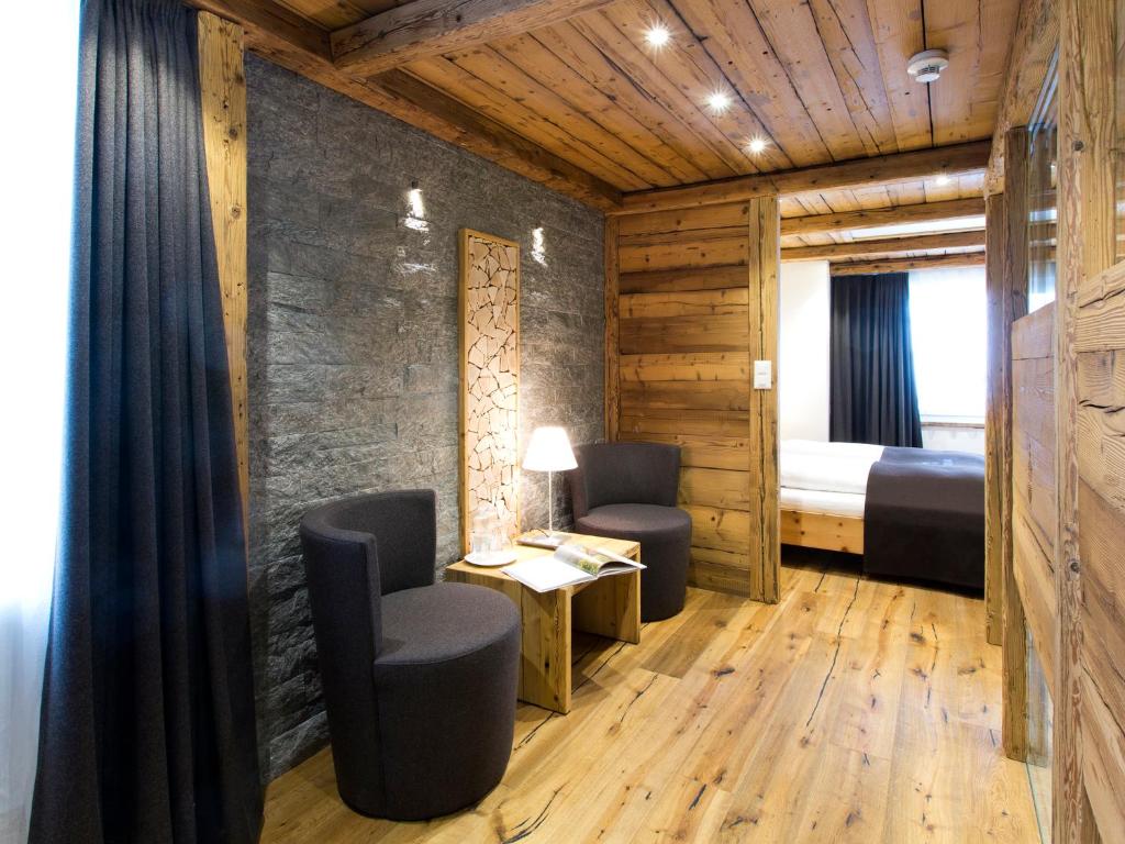 Istumisnurk majutusasutuses Hotel Crusch Alba Zernez