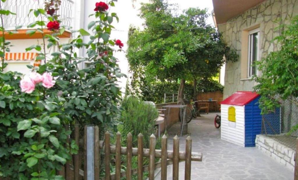 a garden with a fence and a play house at Appartamento al piano terra a Gabbice mare per grande compania in Gabicce Mare