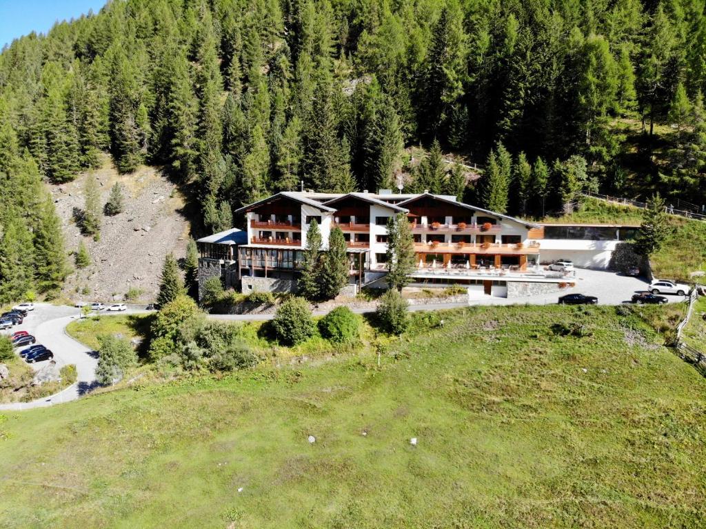 een luchtzicht op een hotel op een berg bij Hotel Marlet in Solda