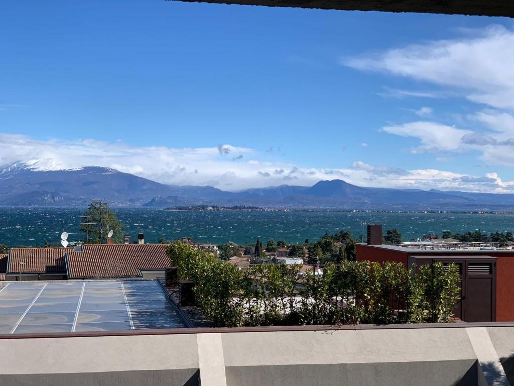 Aussicht vom Dach eines Gebäudes in der Unterkunft PanoramApartment in Desenzano del Garda