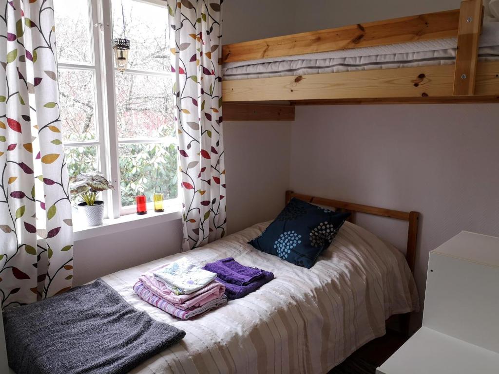 Postel nebo postele na pokoji v ubytování Mysig stuga med öppen spis och uteplats