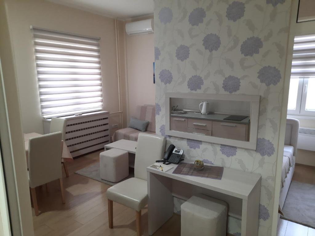 cocina y sala de estar con mesa y sillas en Apartman Karadjordje 2 en Belgrado