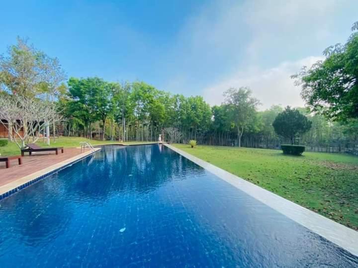 Bazén v ubytování Baanwangnamkeaw Lodge nebo v jeho okolí