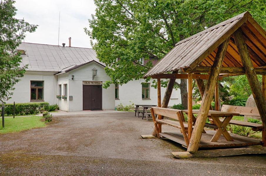a wooden gazebo in front of a house at Äksi pastoraadi sviit in Woldi