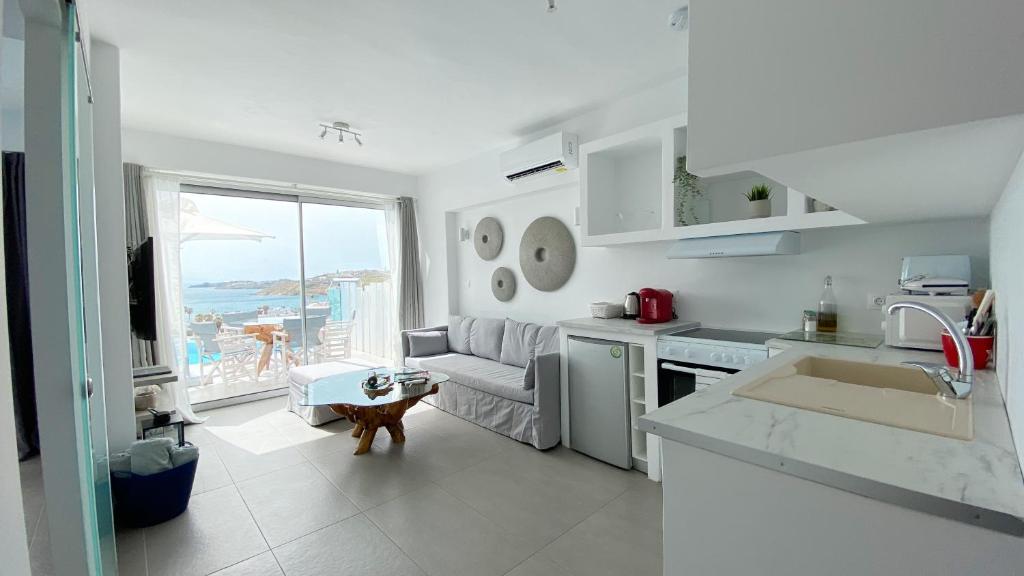 Kuchyň nebo kuchyňský kout v ubytování Amperian Mykonos Suites & Villas