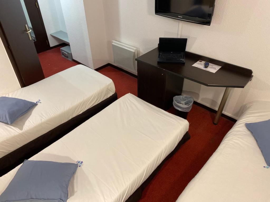 Postel nebo postele na pokoji v ubytování Enzo Hotels Vierzon by Kyriad Direct