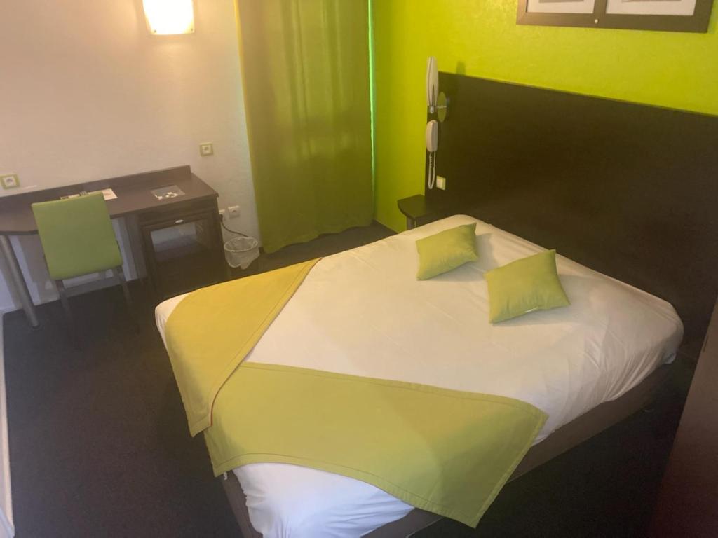 Postel nebo postele na pokoji v ubytování Enzo Hotels Vierzon by Kyriad Direct