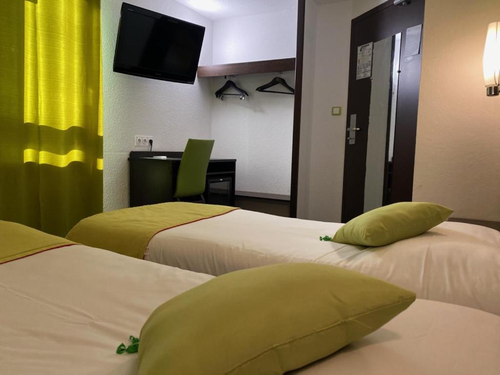 Postel nebo postele na pokoji v ubytování Enzo Hotels Vierzon by Kyriad Direct