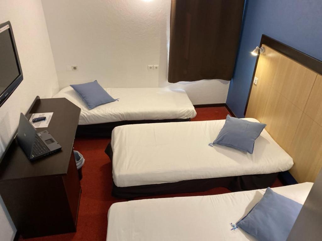 Postel nebo postele na pokoji v ubytování Enzo Hotels Vierzon by Kyriad Direct