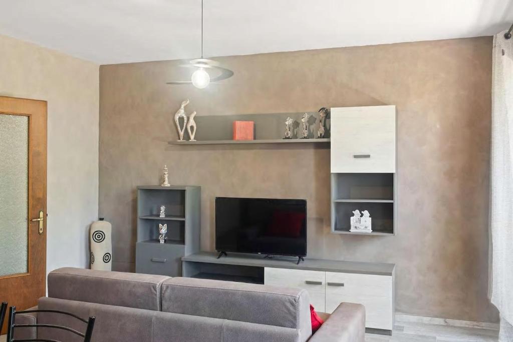 羅索利納的住宿－appartamento da sauro，带沙发和平面电视的客厅
