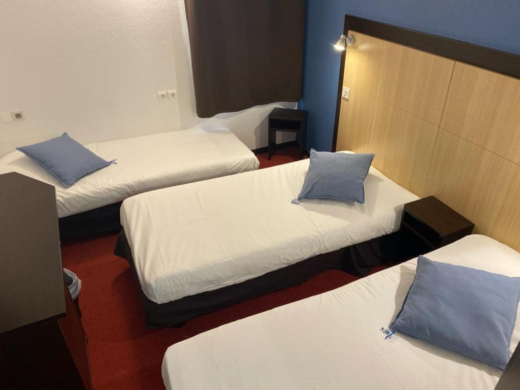 Postel nebo postele na pokoji v ubytování Enzo Hotels Vierzon by Kyriad Direct