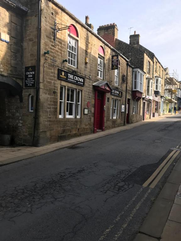 eine leere Straße in einem alten Backsteingebäude in der Unterkunft Crown Hotel in Pateley Bridge