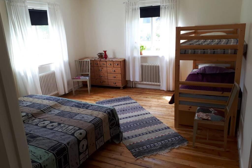 1 dormitorio con 2 camas y 1 litera en Rumskulla Guesthouse 3 Room Apartment 8 beds, en Vimmerby