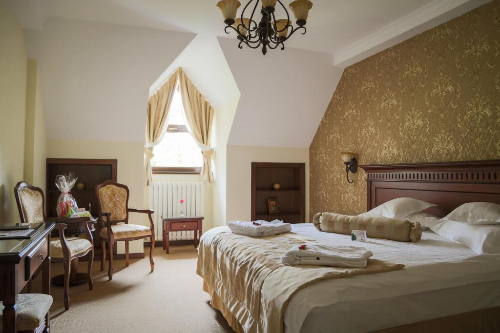 Postel nebo postele na pokoji v ubytování Hotel Foisorul cu Flori