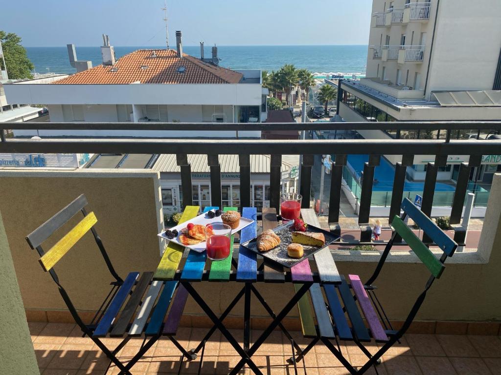 una mesa con un plato de comida en el balcón en Hotel Alabama, en Riccione