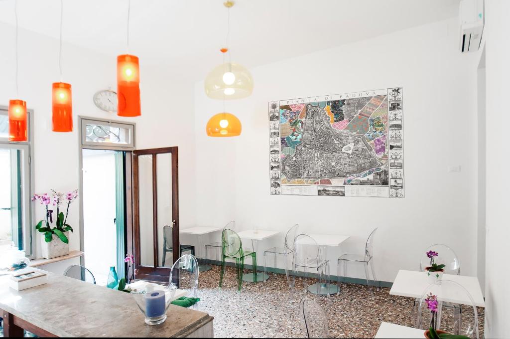 パドヴァにあるスクロヴェーニ ルーム ＆ ブレックファーストのテーブルと壁の地図付きの部屋