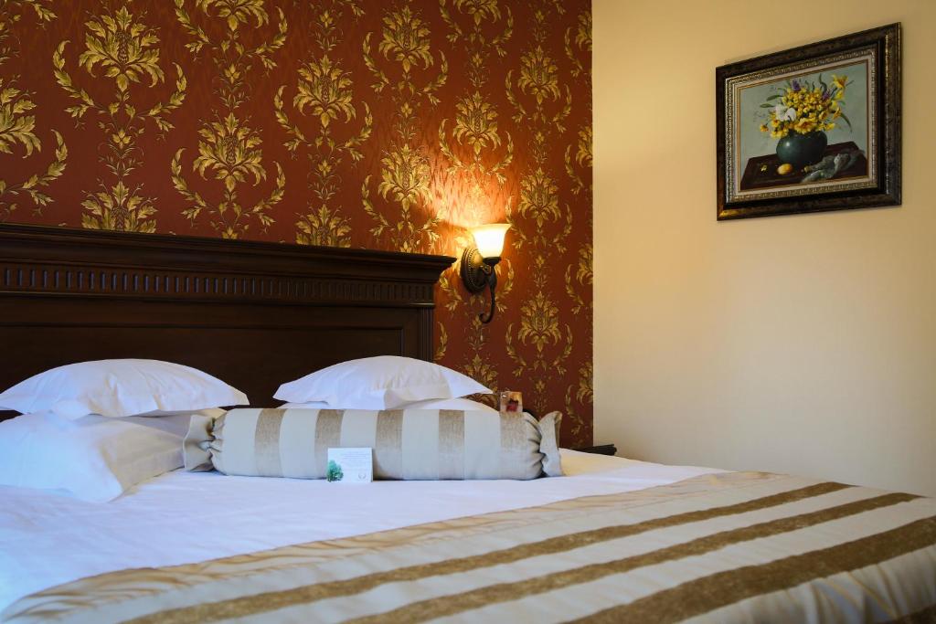 Postel nebo postele na pokoji v ubytování Hotel Foisorul cu Flori