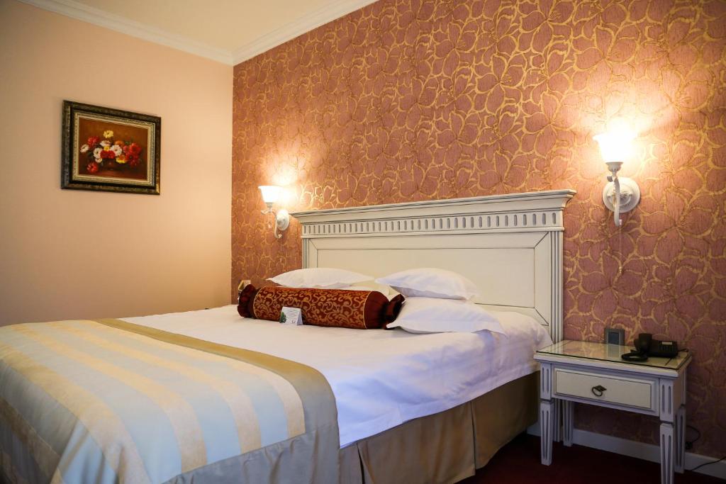 Postel nebo postele na pokoji v ubytování Hotel Foisorul cu Flori